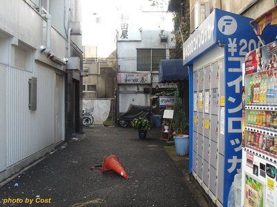 街角自販機とコーン.jpg