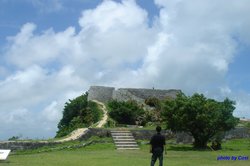 勝連城址、後ろ姿加工22.jpg